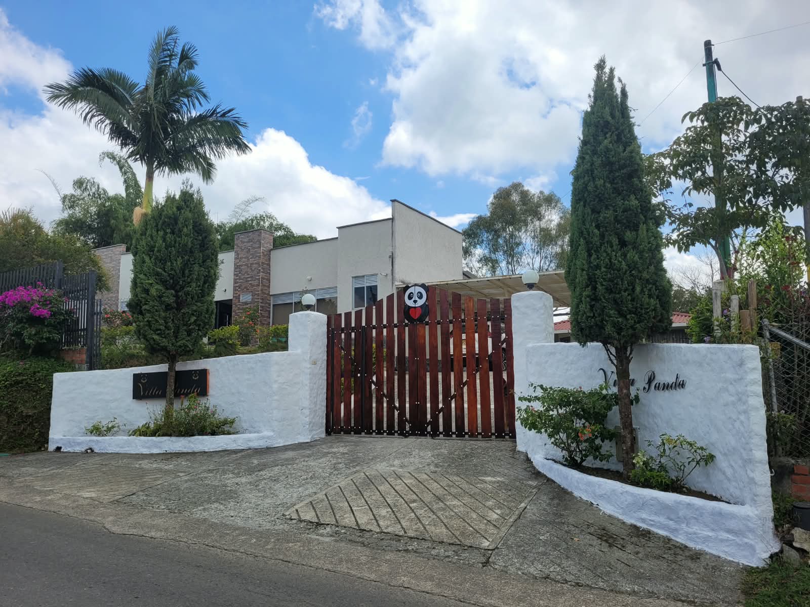 Portón de entrada de Villa Panda