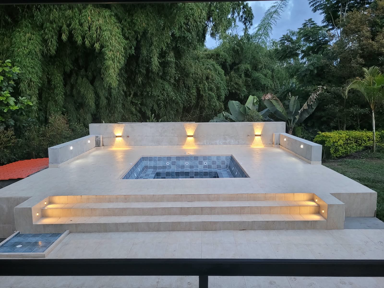 Jacuzzi iluminado al atardecer