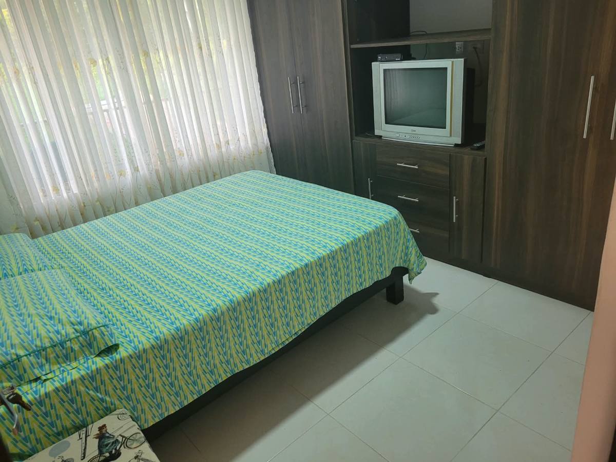 Alcoba de la cabaña con cama doble, closet y TV