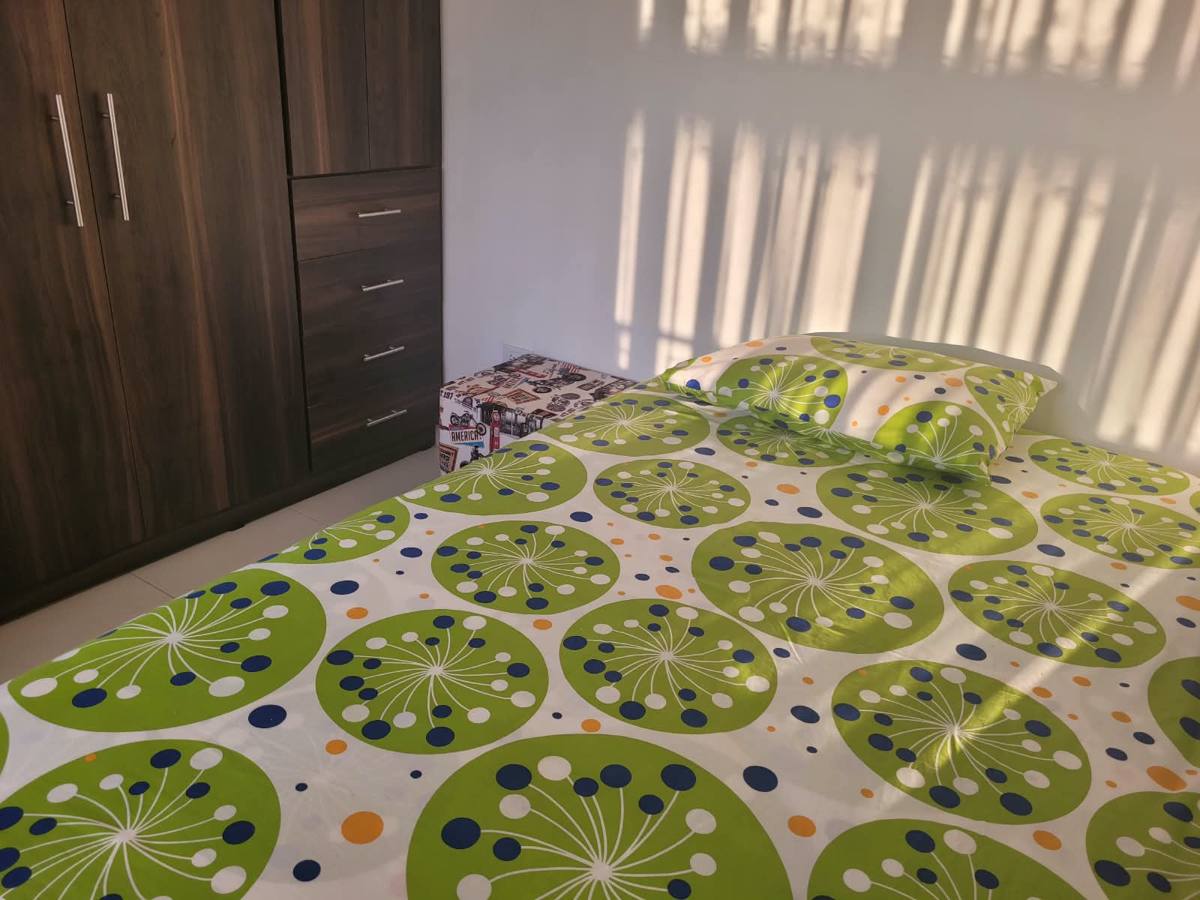 Alcoba de la cabaña con cama doble y closet