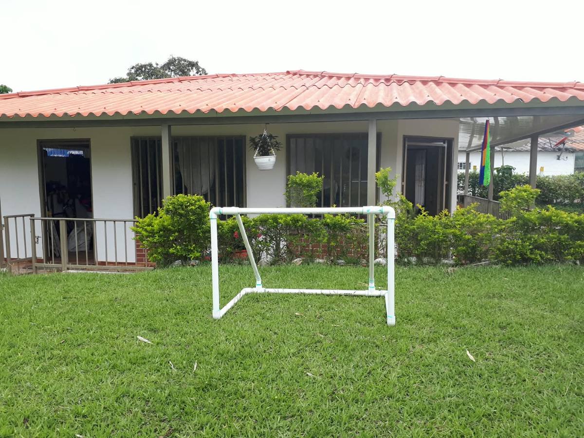 Arco de minifútbol frente a la cabaña
