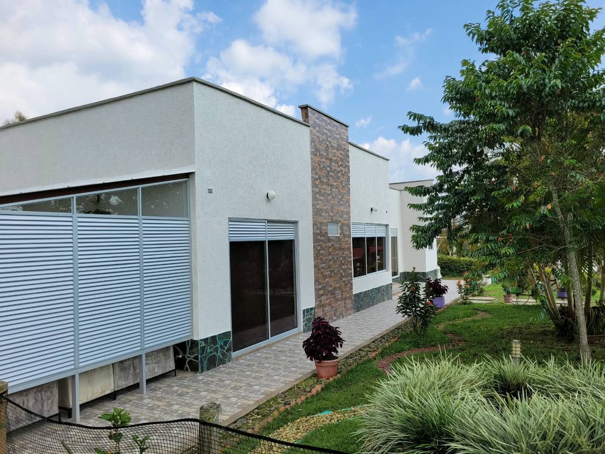 Fachada lateral de la casa principal