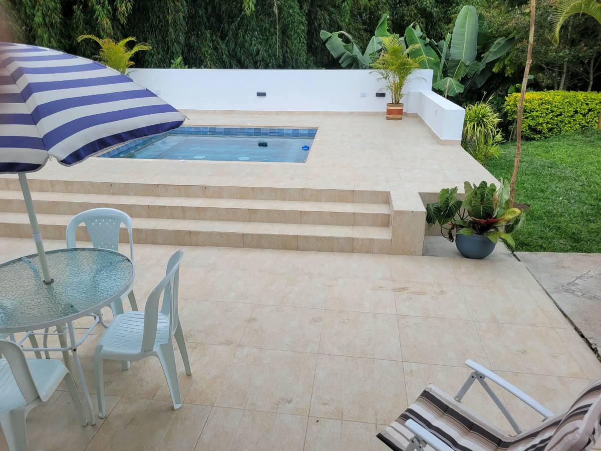 Terraza del jacuzzi con sombrilla y mesa