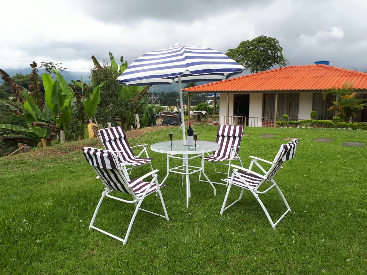 Sombrilla y sillas en el jardín