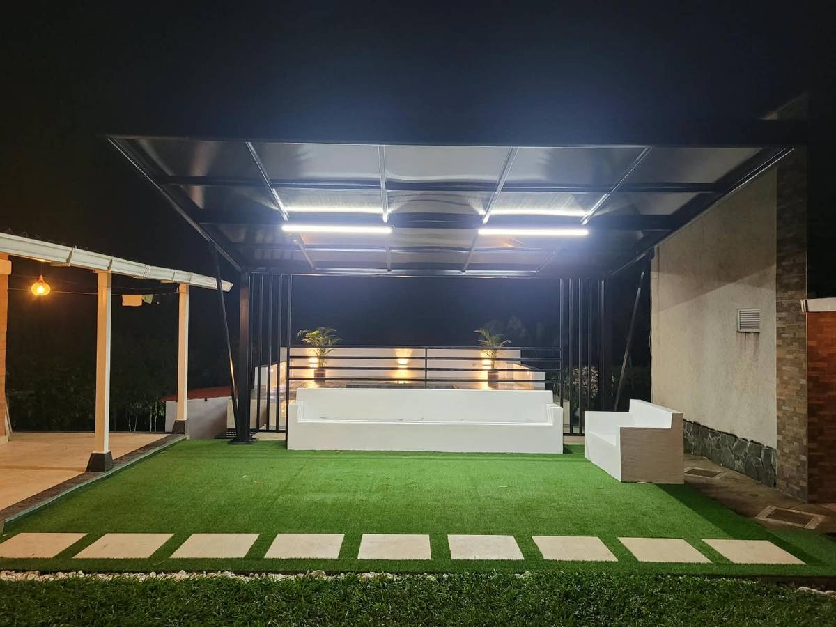 Zona de star iluminada de noche