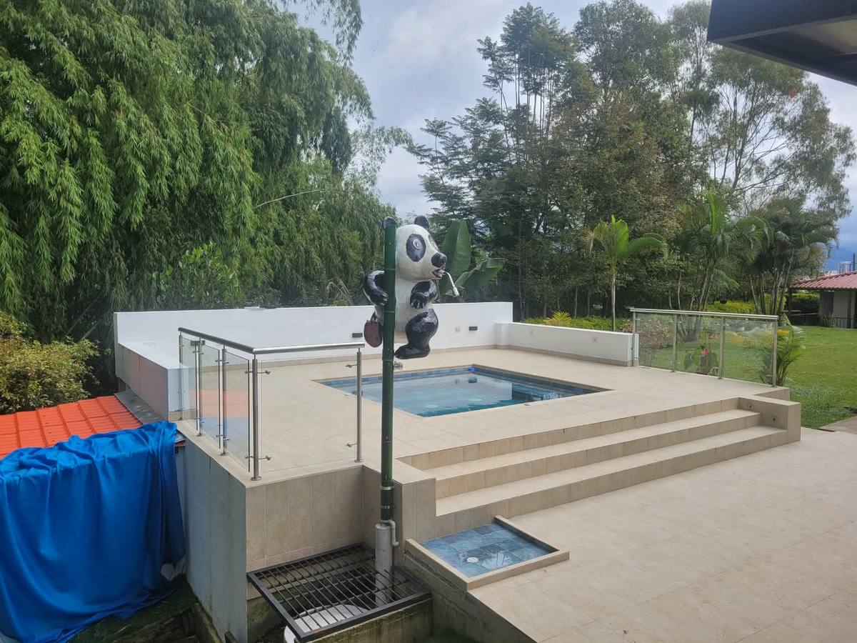 Jacuzzi elevado entre los bambúes
