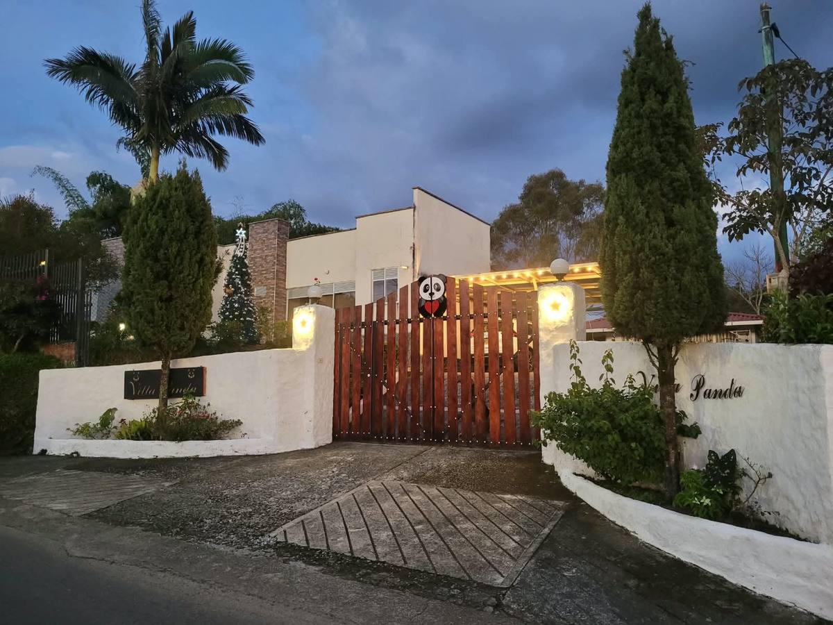 La entrada de Villa Panda al anochecer