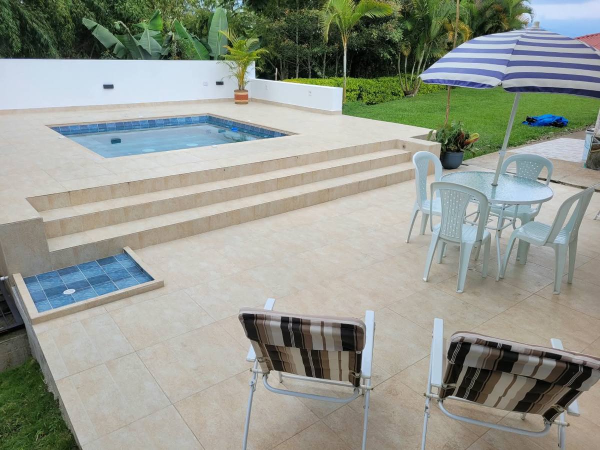 Jacuzzi y escalinata al sol