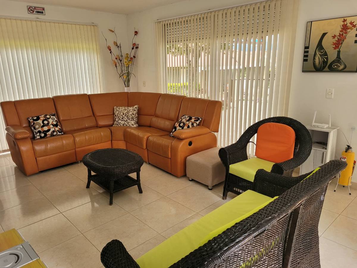 Sala esquinera con sillones de mimbre