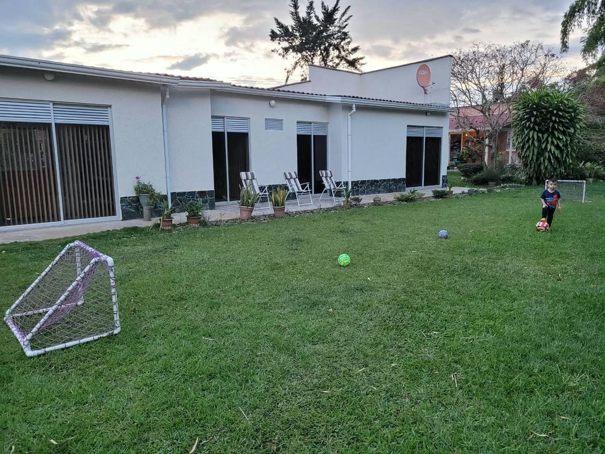 Cancha de minifútbol con arco frente a la casa