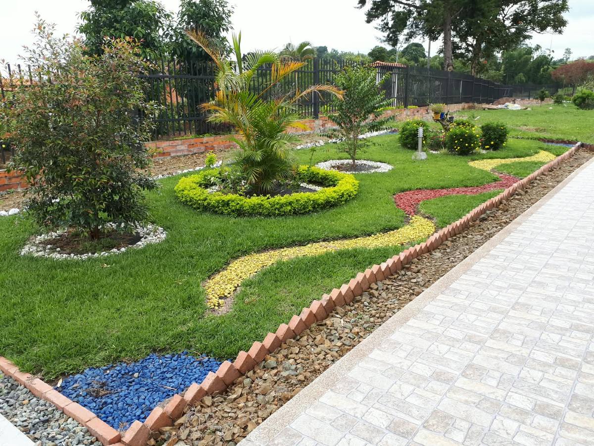 Sendero peatonal de piedra entre jardines
